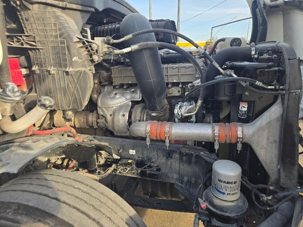 Day Cab Tractor-Heavy Duty Tractors-Freightliner-2019-T12664ST-Monroe-LA-302,987\n\t\tmiles-$ 48,000 - Image 15