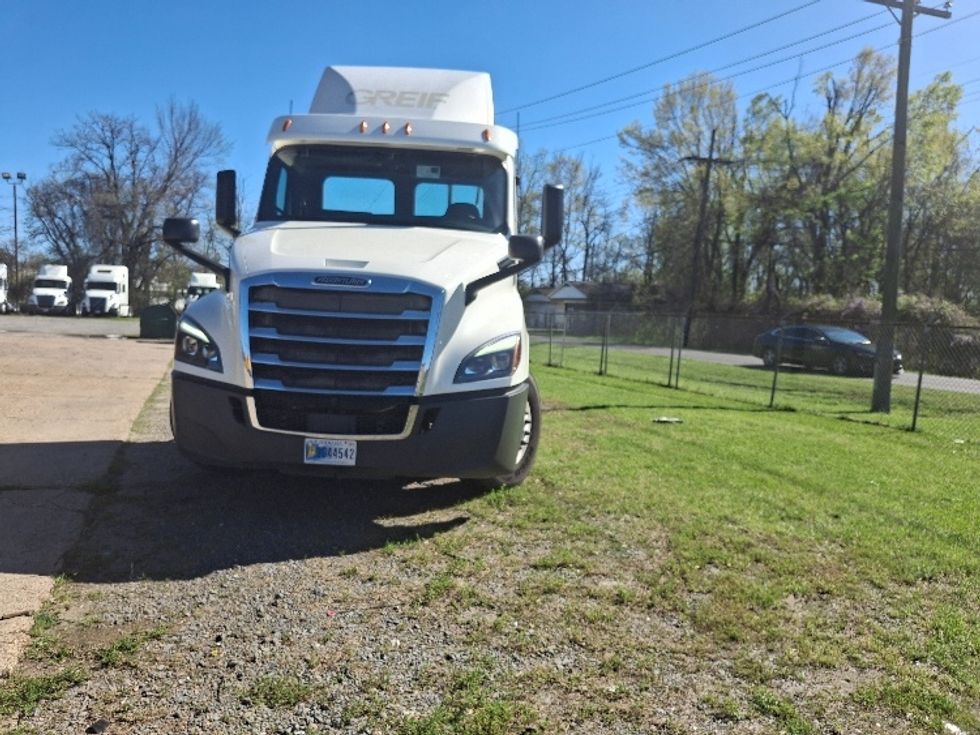 Day Cab Tractor-Heavy Duty Tractors-Freightliner-2019-T12664ST-Monroe-LA-302,987\n\t\tmiles-$ 48,000 - Image 2