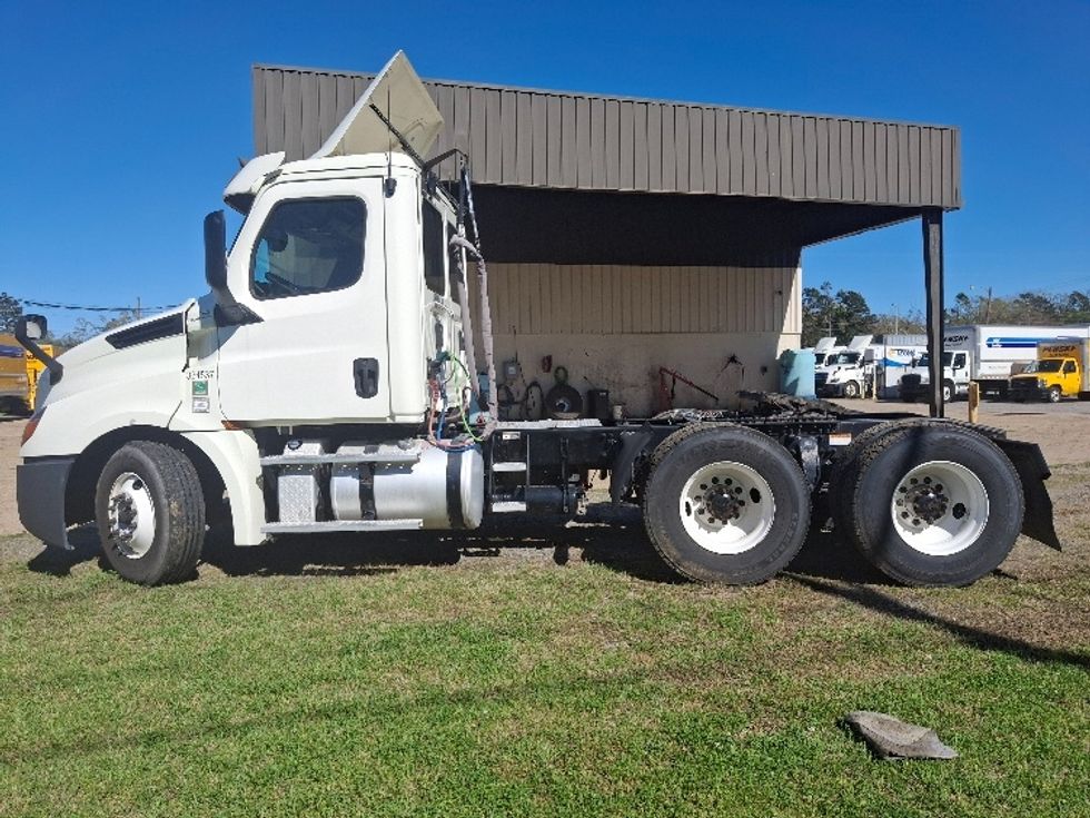 Day Cab Tractor-Heavy Duty Tractors-Freightliner-2019-T12664ST-Monroe-LA-302,987\n\t\tmiles-$ 48,000 - Image 4