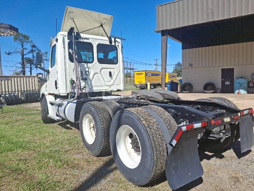 Day Cab Tractor-Heavy Duty Tractors-Freightliner-2019-T12664ST-Monroe-LA-302,987\n\t\tmiles-$ 48,000 - Image 5