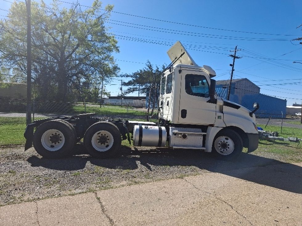 Day Cab Tractor-Heavy Duty Tractors-Freightliner-2019-T12664ST-Monroe-LA-302,987\n\t\tmiles-$ 48,000 - Image 8