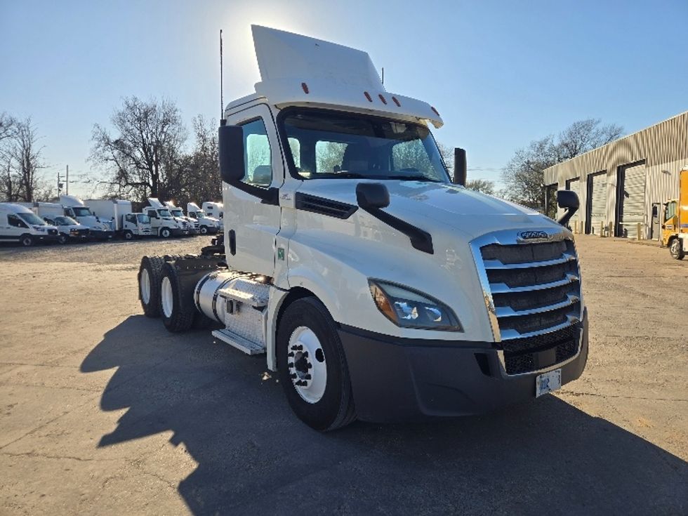 Day Cab Tractor-Heavy Duty Tractors-Freightliner-2019-T12664ST-Monroe-LA-315,424\n\t\tmiles-$ 51,500 - Image 1