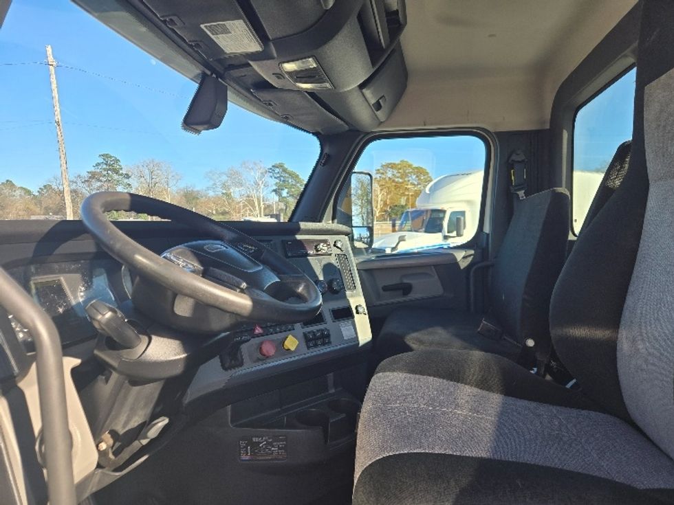Day Cab Tractor-Heavy Duty Tractors-Freightliner-2019-T12664ST-Monroe-LA-315,424\n\t\tmiles-$ 51,500 - Image 10