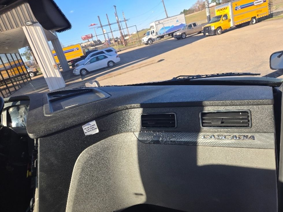 Day Cab Tractor-Heavy Duty Tractors-Freightliner-2019-T12664ST-Monroe-LA-315,424\n\t\tmiles-$ 51,500 - Image 13