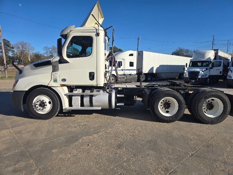 Day Cab Tractor-Heavy Duty Tractors-Freightliner-2019-T12664ST-Monroe-LA-315,424\n\t\tmiles-$ 51,500 - Image 4