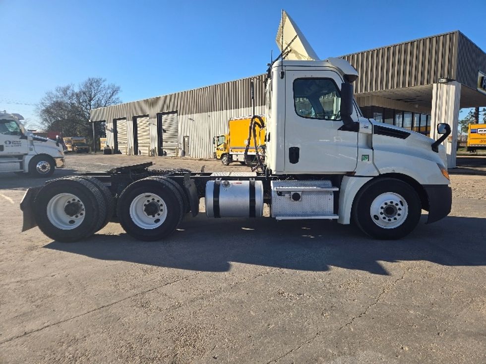 Day Cab Tractor-Heavy Duty Tractors-Freightliner-2019-T12664ST-Monroe-LA-315,424\n\t\tmiles-$ 51,500 - Image 8