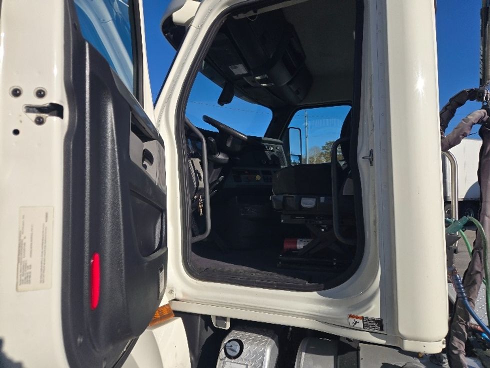 Day Cab Tractor-Heavy Duty Tractors-Freightliner-2019-T12664ST-Monroe-LA-315,424\n\t\tmiles-$ 51,500 - Image 9