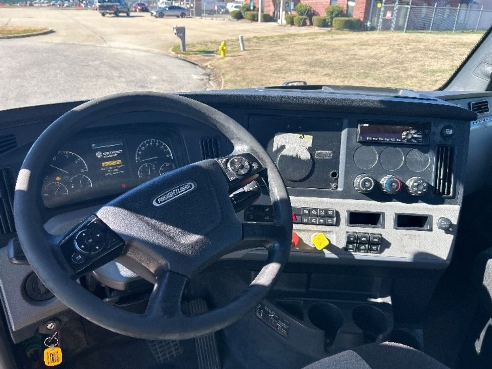 Day Cab Tractor-Heavy Duty Tractors-Freightliner-2019-T12664ST-Montgomery-AL-500,024\n\t\tmiles-$ 35,250 - Image 11