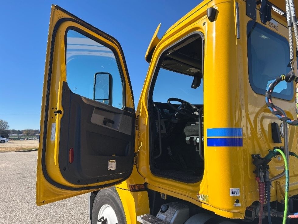 Day Cab Tractor-Heavy Duty Tractors-Freightliner-2019-T12664ST-Montgomery-AL-500,024\n\t\tmiles-$ 35,250 - Image 9