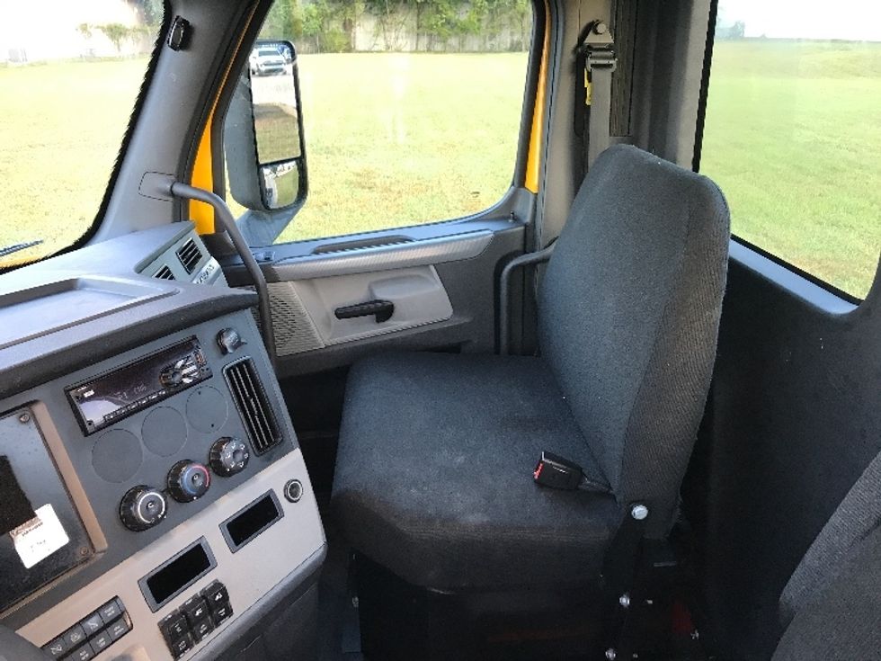 Day Cab Tractor-Heavy Duty Tractors-Freightliner-2019-T12664ST-Montgomery-AL-553,942\n\t\tmiles-$ 30,250 - Image 10