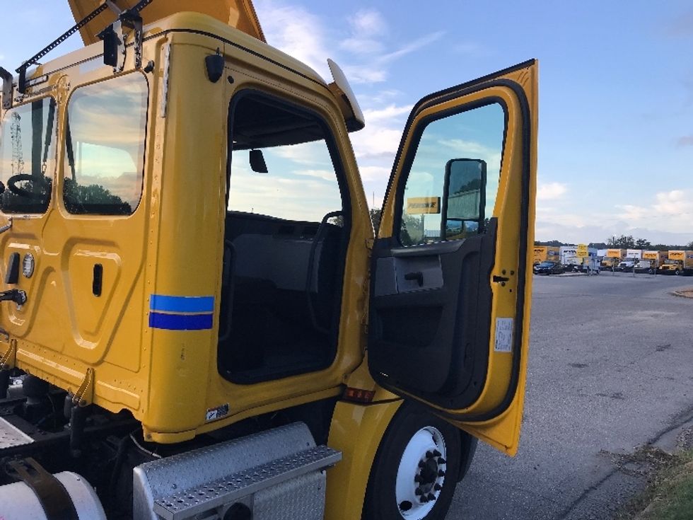Day Cab Tractor-Heavy Duty Tractors-Freightliner-2019-T12664ST-Montgomery-AL-553,942\n\t\tmiles-$ 30,250 - Image 12