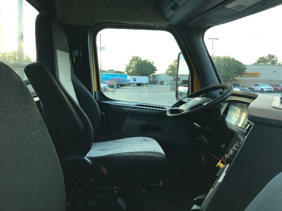 Day Cab Tractor-Heavy Duty Tractors-Freightliner-2019-T12664ST-Montgomery-AL-553,942\n\t\tmiles-$ 30,250 - Image 14