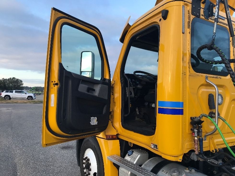 Day Cab Tractor-Heavy Duty Tractors-Freightliner-2019-T12664ST-Montgomery-AL-553,942\n\t\tmiles-$ 30,250 - Image 9