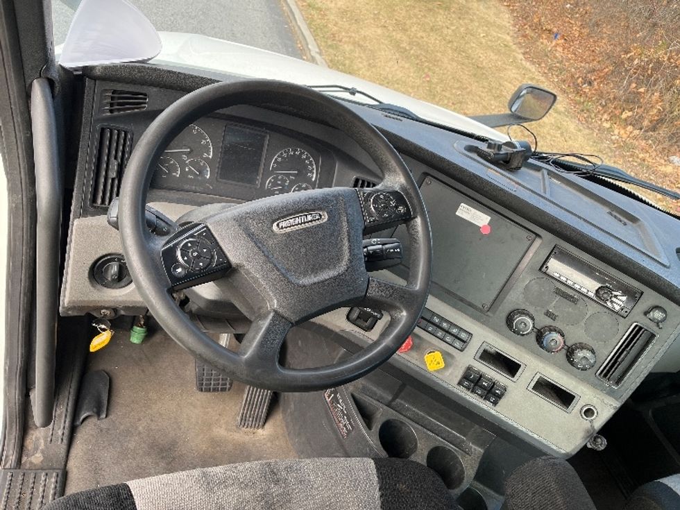 Day Cab Tractor-Heavy Duty Tractors-Freightliner-2019-T12664ST-Montgomery-NY-279,314\n\t\tmiles-$ 57,250 - Image 11