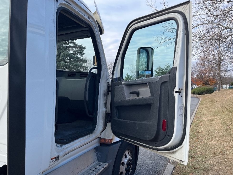 Day Cab Tractor-Heavy Duty Tractors-Freightliner-2019-T12664ST-Montgomery-NY-279,314\n\t\tmiles-$ 57,250 - Image 12