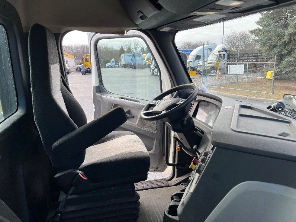 Day Cab Tractor-Heavy Duty Tractors-Freightliner-2019-T12664ST-Montgomery-NY-279,314\n\t\tmiles-$ 57,250 - Image 14