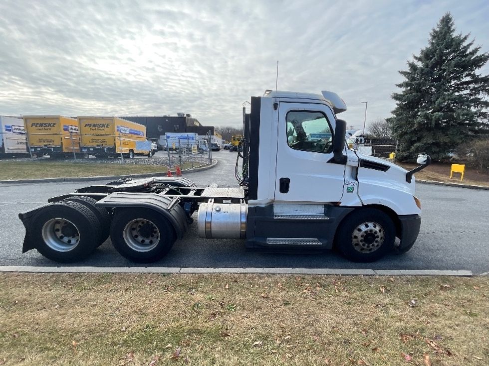 Day Cab Tractor-Heavy Duty Tractors-Freightliner-2019-T12664ST-Montgomery-NY-279,314\n\t\tmiles-$ 57,250 - Image 8
