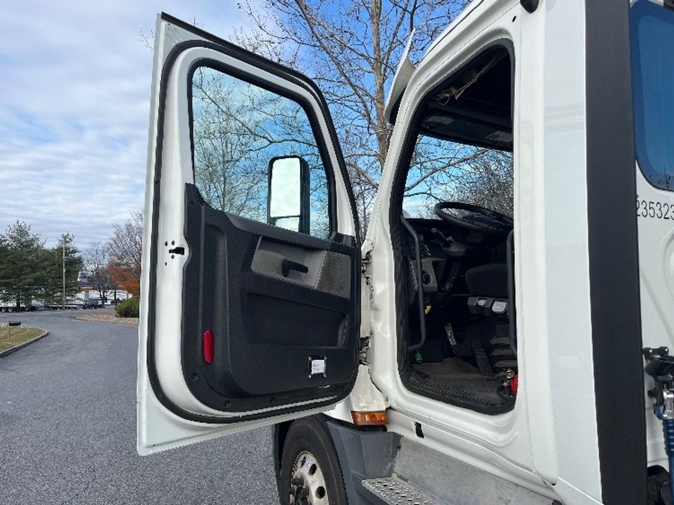 Day Cab Tractor-Heavy Duty Tractors-Freightliner-2019-T12664ST-Montgomery-NY-279,314\n\t\tmiles-$ 57,250 - Image 9