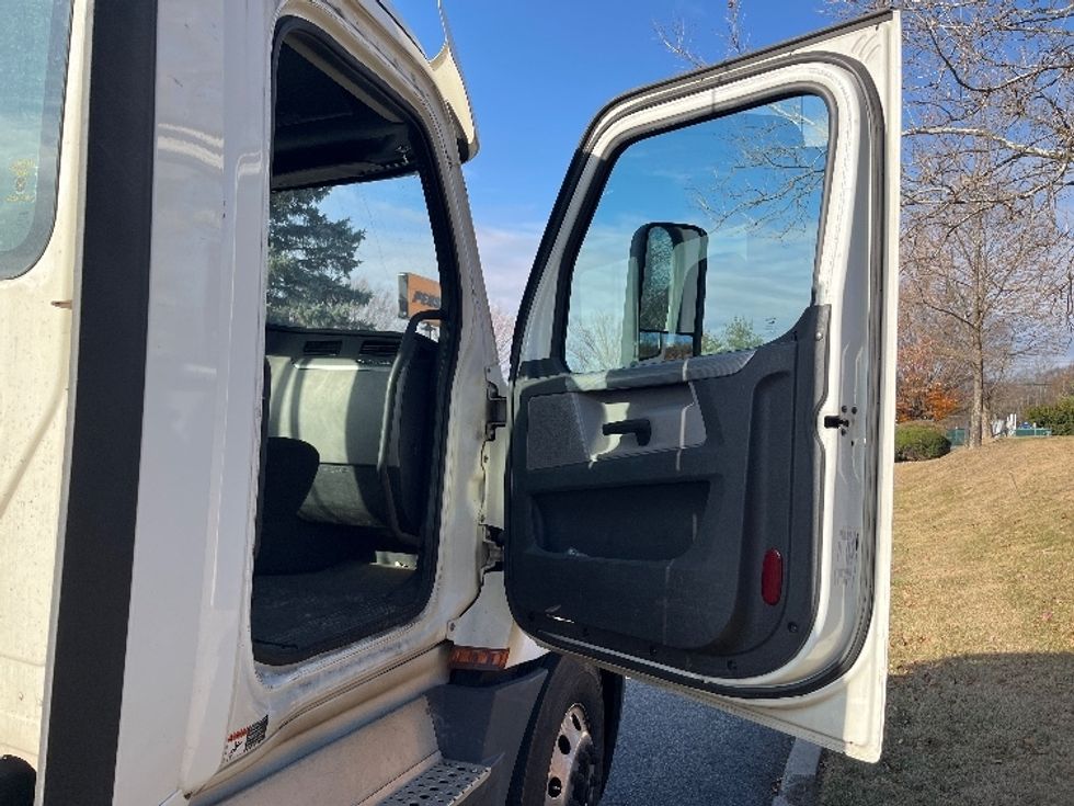 Day Cab Tractor-Heavy Duty Tractors-Freightliner-2019-T12664ST-Montgomery-NY-340,493\n\t\tmiles-$ 53,750 - Image 12