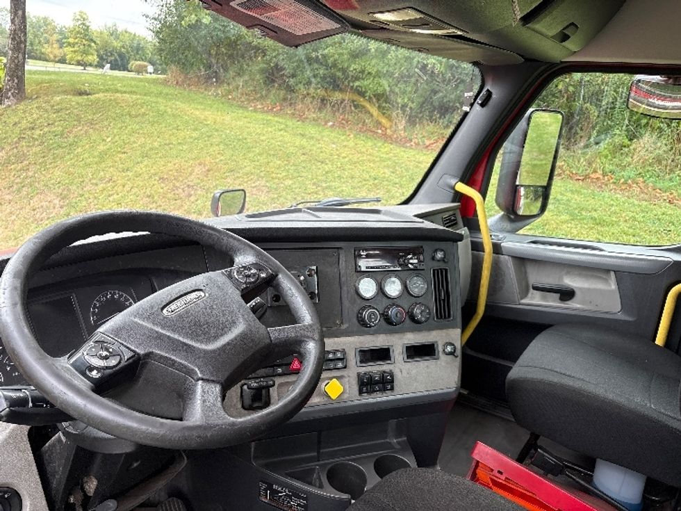Day Cab Tractor-Heavy Duty Tractors-Freightliner-2019-T12664ST-Montgomery-NY-625,865\n\t\tmiles-$ 27,500 - Image 10