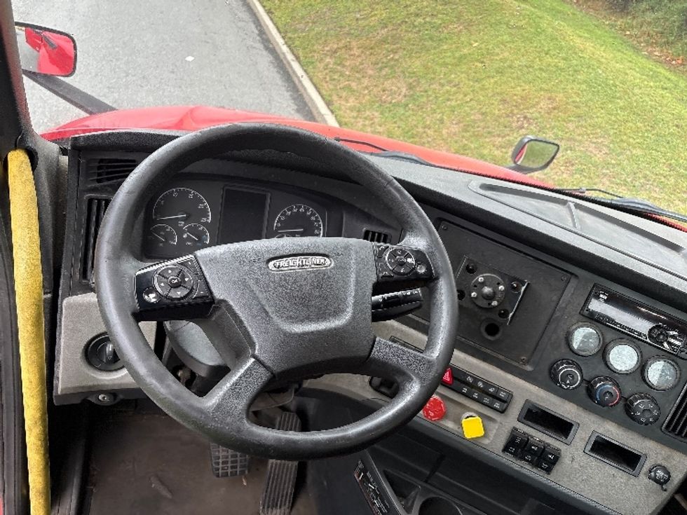 Day Cab Tractor-Heavy Duty Tractors-Freightliner-2019-T12664ST-Montgomery-NY-625,865\n\t\tmiles-$ 27,500 - Image 11