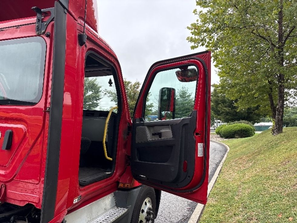 Day Cab Tractor-Heavy Duty Tractors-Freightliner-2019-T12664ST-Montgomery-NY-625,865\n\t\tmiles-$ 27,500 - Image 12