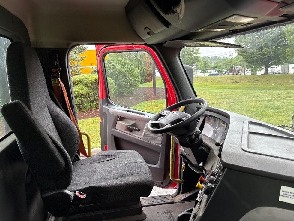 Day Cab Tractor-Heavy Duty Tractors-Freightliner-2019-T12664ST-Montgomery-NY-625,865\n\t\tmiles-$ 27,500 - Image 14