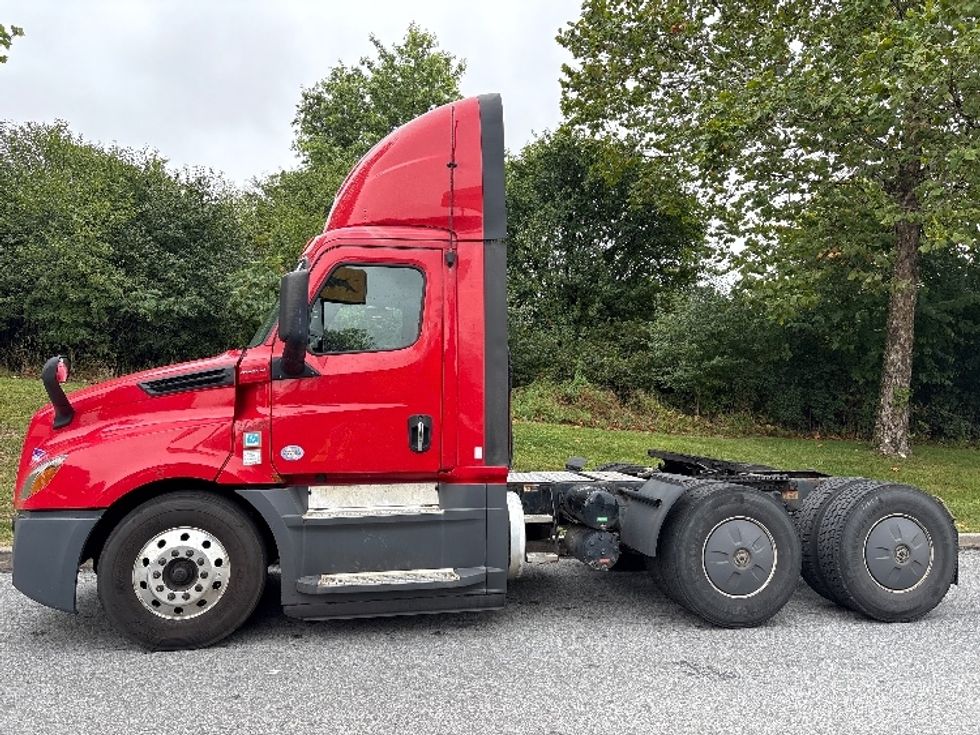 Day Cab Tractor-Heavy Duty Tractors-Freightliner-2019-T12664ST-Montgomery-NY-625,865\n\t\tmiles-$ 27,500 - Image 4