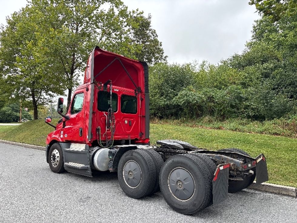 Day Cab Tractor-Heavy Duty Tractors-Freightliner-2019-T12664ST-Montgomery-NY-625,865\n\t\tmiles-$ 27,500 - Image 5