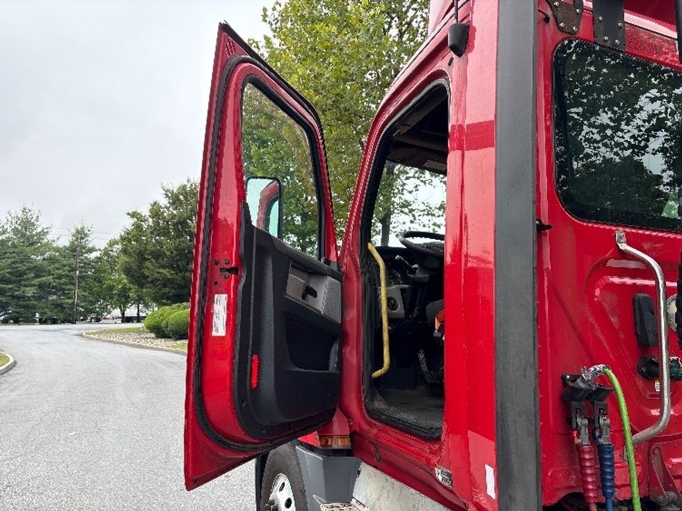 Day Cab Tractor-Heavy Duty Tractors-Freightliner-2019-T12664ST-Montgomery-NY-625,865\n\t\tmiles-$ 27,500 - Image 9