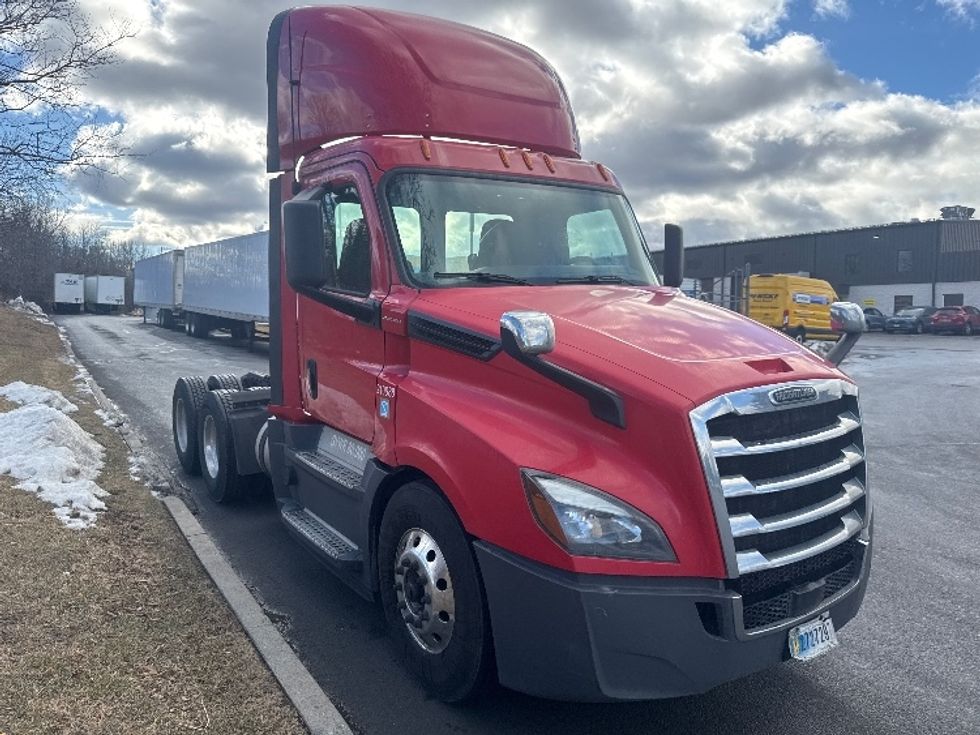 Day Cab Tractor-Heavy Duty Tractors-Freightliner-2019-T12664ST-Montgomery-NY-657,991\n\t\tmiles-$ 29,250 - Image 1