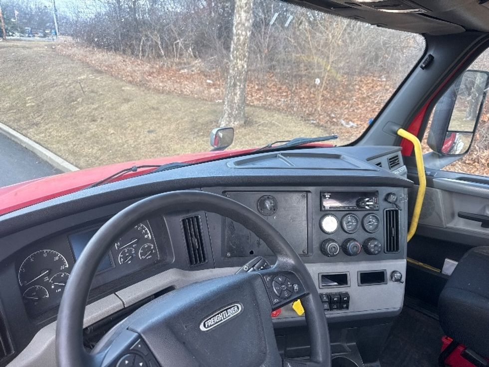 Day Cab Tractor-Heavy Duty Tractors-Freightliner-2019-T12664ST-Montgomery-NY-657,991\n\t\tmiles-$ 29,250 - Image 10