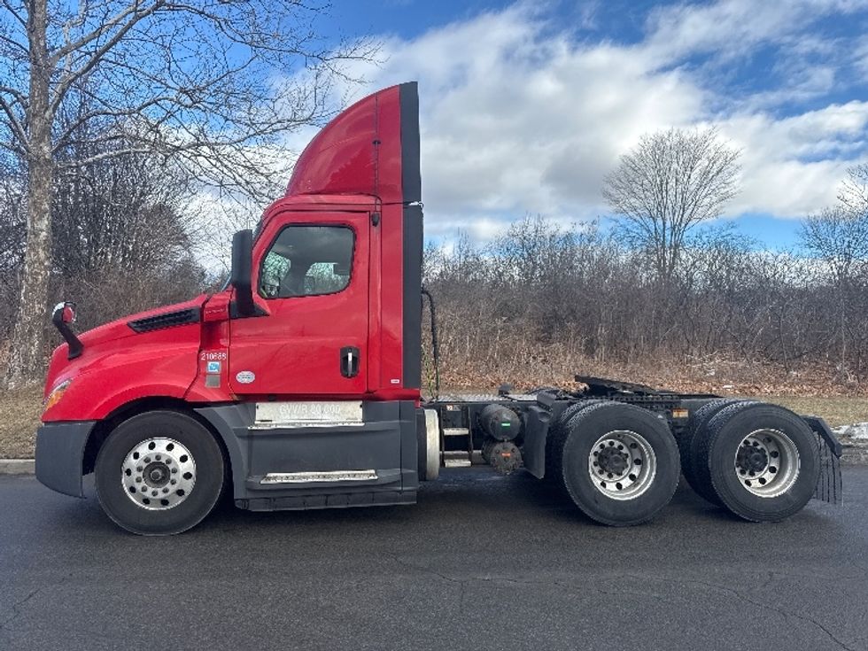 Day Cab Tractor-Heavy Duty Tractors-Freightliner-2019-T12664ST-Montgomery-NY-657,991\n\t\tmiles-$ 29,250 - Image 4