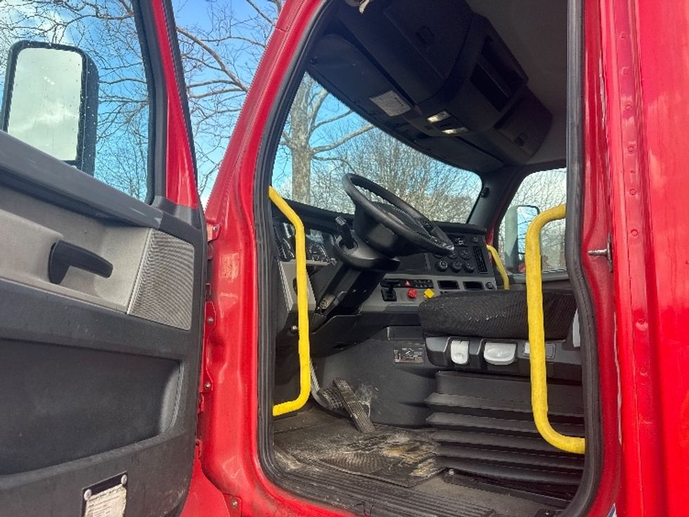 Day Cab Tractor-Heavy Duty Tractors-Freightliner-2019-T12664ST-Montgomery-NY-657,991\n\t\tmiles-$ 29,250 - Image 9