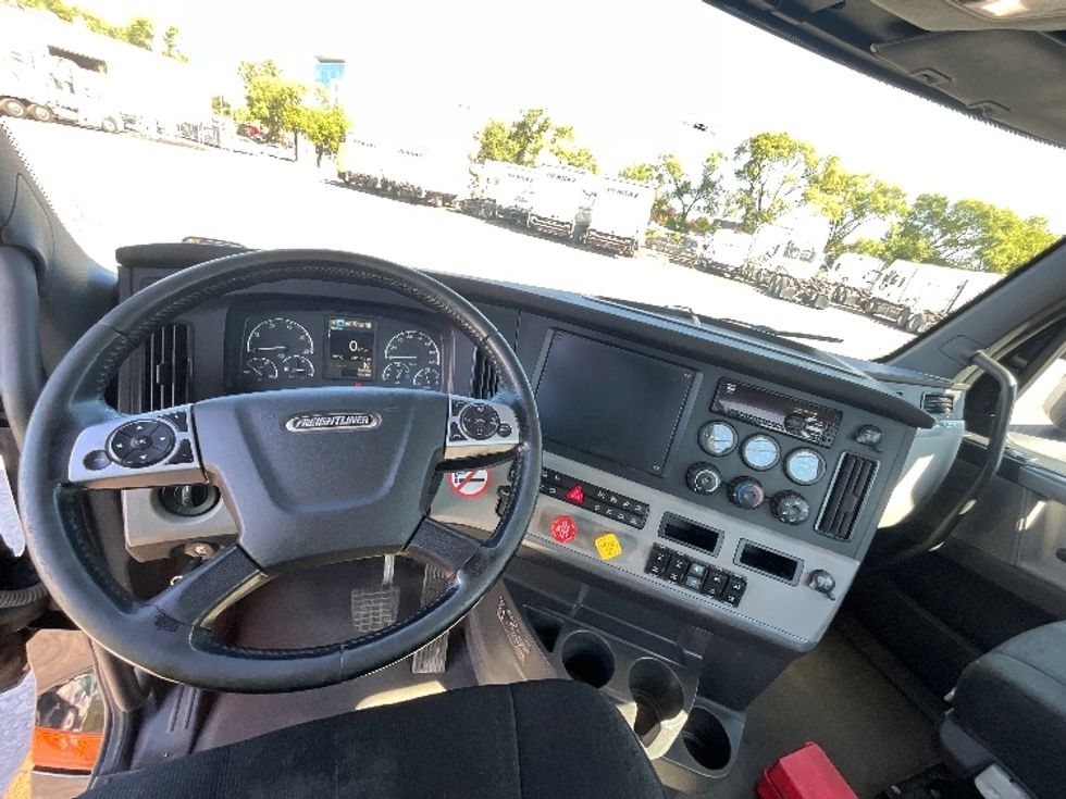 Day Cab Tractor-Heavy Duty Tractors-Freightliner-2019-T12664ST-Montreal-PQ-232,179\n\t\tkm-$ 73,750 - Image 11