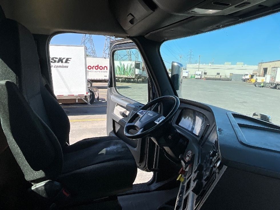 Day Cab Tractor-Heavy Duty Tractors-Freightliner-2019-T12664ST-Montreal-PQ-232,179\n\t\tkm-$ 73,750 - Image 14
