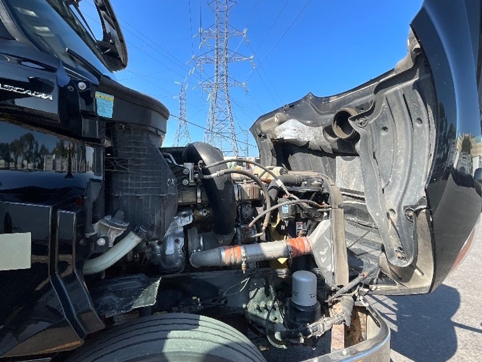 Day Cab Tractor-Heavy Duty Tractors-Freightliner-2019-T12664ST-Montreal-PQ-232,179\n\t\tkm-$ 73,750 - Image 15