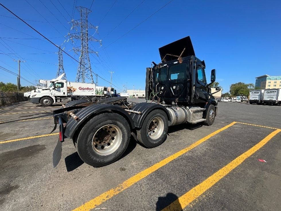 Day Cab Tractor-Heavy Duty Tractors-Freightliner-2019-T12664ST-Montreal-PQ-232,179\n\t\tkm-$ 73,750 - Image 7