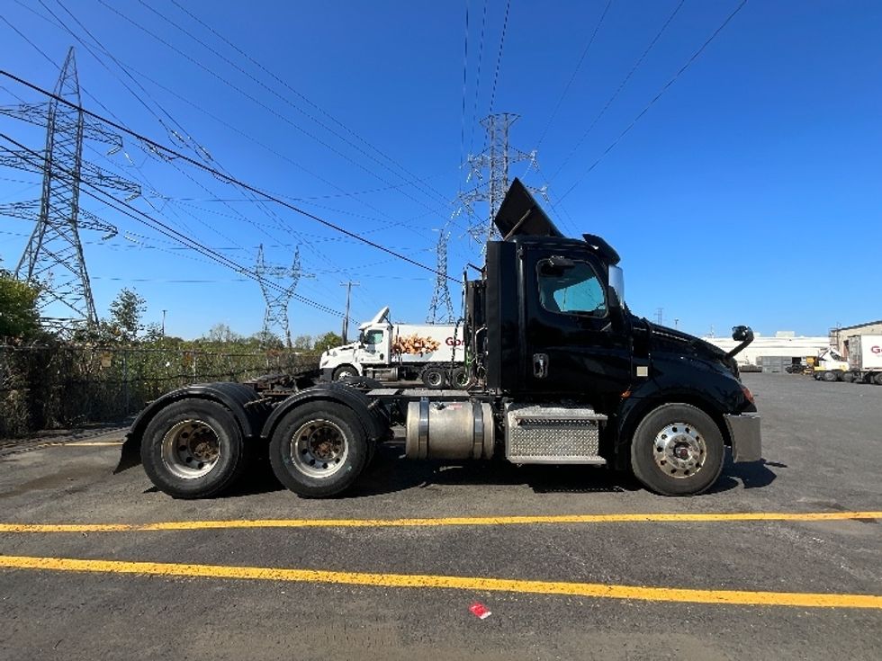 Day Cab Tractor-Heavy Duty Tractors-Freightliner-2019-T12664ST-Montreal-PQ-232,179\n\t\tkm-$ 73,750 - Image 8