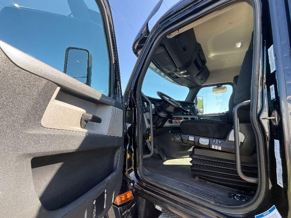 Day Cab Tractor-Heavy Duty Tractors-Freightliner-2019-T12664ST-Montreal-PQ-232,179\n\t\tkm-$ 73,750 - Image 9
