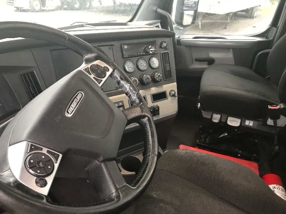 Day Cab Tractor-Heavy Duty Tractors-Freightliner-2019-T12664ST-Montreal-PQ-363,132\n\t\tkm-$ 67,500 - Image 10