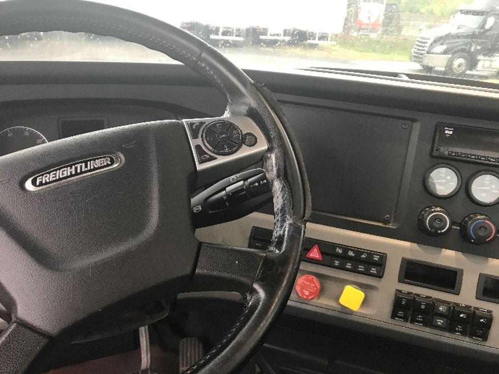 Day Cab Tractor-Heavy Duty Tractors-Freightliner-2019-T12664ST-Montreal-PQ-363,132\n\t\tkm-$ 67,500 - Image 11