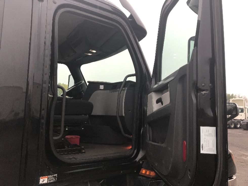 Day Cab Tractor-Heavy Duty Tractors-Freightliner-2019-T12664ST-Montreal-PQ-363,132\n\t\tkm-$ 67,500 - Image 12