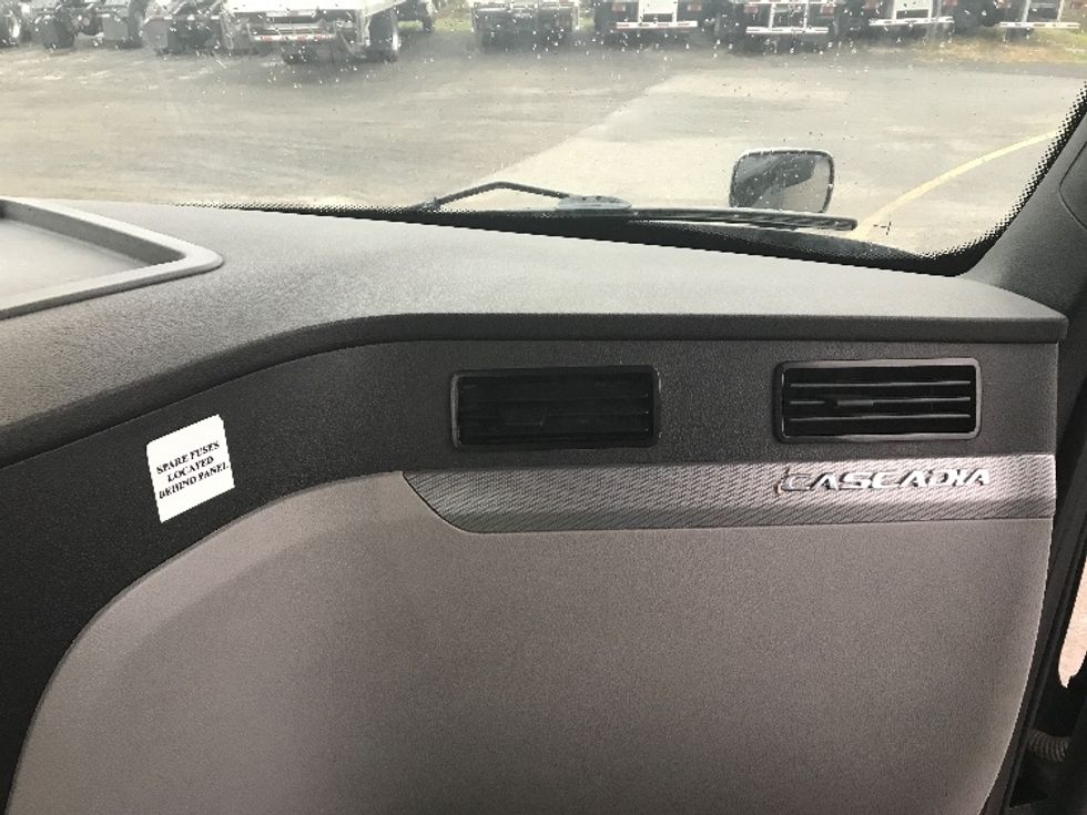 Day Cab Tractor-Heavy Duty Tractors-Freightliner-2019-T12664ST-Montreal-PQ-363,132\n\t\tkm-$ 67,500 - Image 13