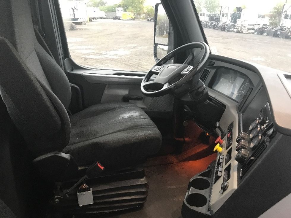 Day Cab Tractor-Heavy Duty Tractors-Freightliner-2019-T12664ST-Montreal-PQ-363,132\n\t\tkm-$ 67,500 - Image 14