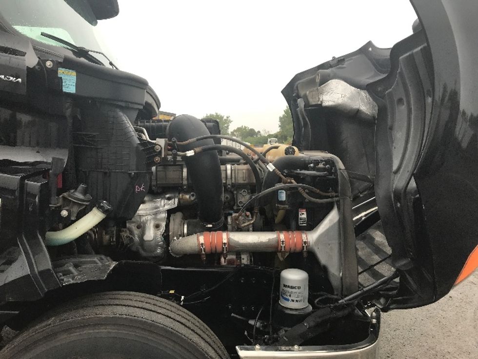 Day Cab Tractor-Heavy Duty Tractors-Freightliner-2019-T12664ST-Montreal-PQ-363,132\n\t\tkm-$ 67,500 - Image 15