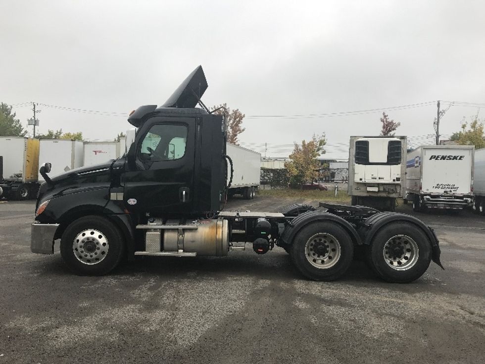 Day Cab Tractor-Heavy Duty Tractors-Freightliner-2019-T12664ST-Montreal-PQ-363,132\n\t\tkm-$ 67,500 - Image 4