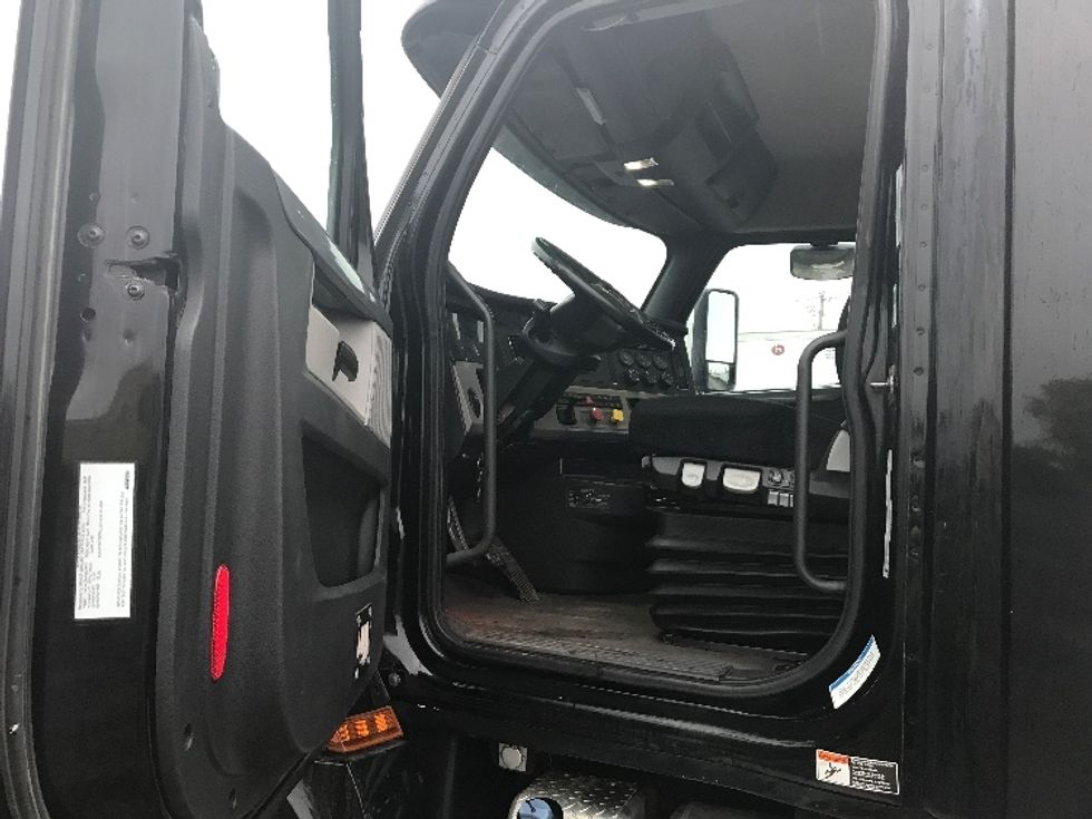 Day Cab Tractor-Heavy Duty Tractors-Freightliner-2019-T12664ST-Montreal-PQ-363,132\n\t\tkm-$ 67,500 - Image 9