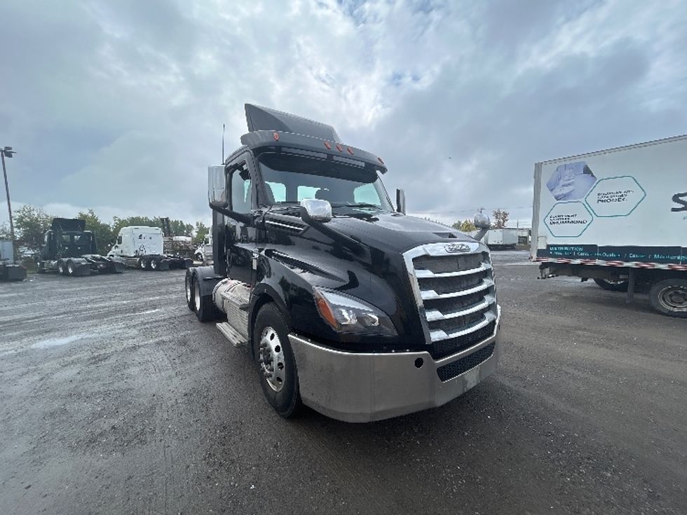 Day Cab Tractor-Heavy Duty Tractors-Freightliner-2019-T12664ST-Montreal-PQ-403,215\n\t\tkm-$ 65,500 - Image 1