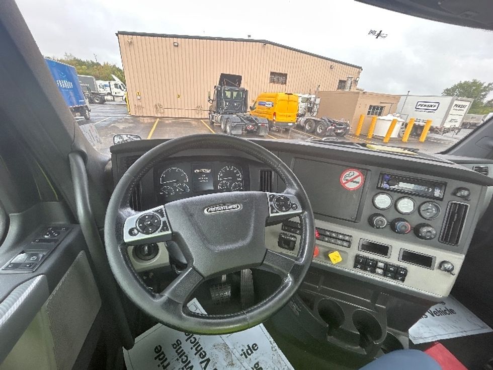 Day Cab Tractor-Heavy Duty Tractors-Freightliner-2019-T12664ST-Montreal-PQ-403,215\n\t\tkm-$ 65,500 - Image 11